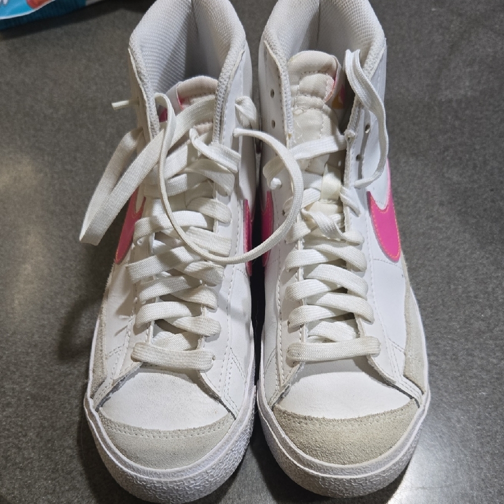 Nike Girls White and Pink Sneakers
